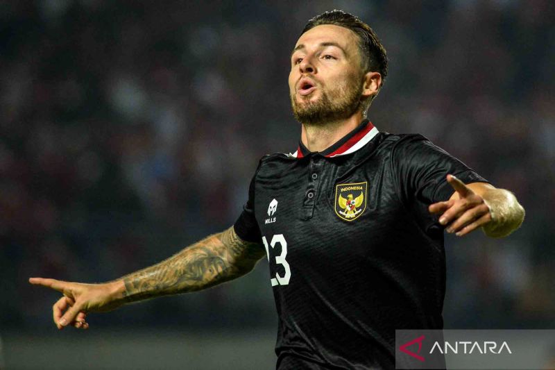 Pesepak bola tim nasional Indonesia Marc Klok melakukan seleberasi usai mencetak gol ke gawang Tim Nasional Curacao Michael Madionis (kanan) pada pertandingan Fifa Match Day di Stadion Gelora Bandung Lautan Api, Bandung, Jawa Barat, Sabtu (24/9/2022). (AN