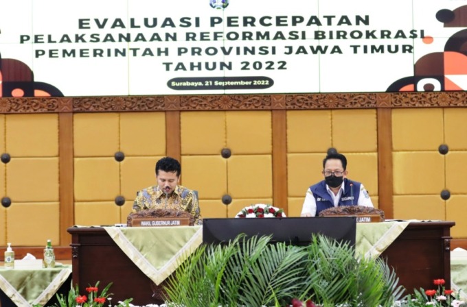 REFORMASI BIROKRASI: Wagub Emil Elestianto Dardak (kiri) bersama Sekdaprov Jatim Adhi Karyono sampaikan keberhasilan reformasi birokrasi di Pemprov Jatim.  (Andy satria/radar Surabaya)