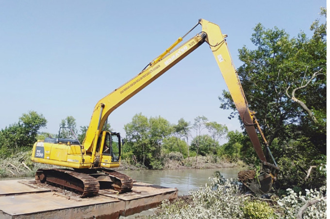 KERUK SEDIMEN:  Pemkot kerahkan ekskavator untuk mengeruk sungai di kawasan mangrove Wonorejo yang terlalu dangkal dan sempit. (SURYANTO/RADAR SURABAYA)