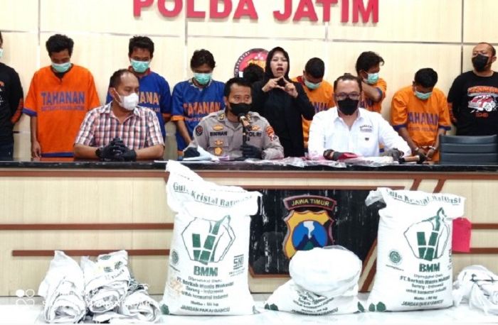 Tujuh tersangka perdagangan ilegal gula rafinasi ditahan di Polda Jatim. (IST)