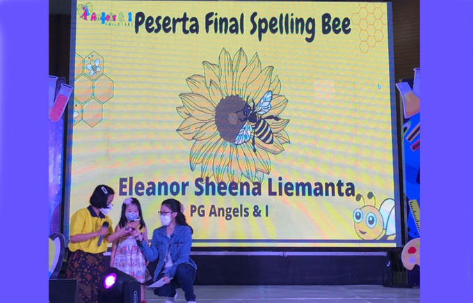BELAJAR: Salah satu peserta spelling bee competition Angels & I Childcare saat mengeja satu kata dalam bahasa Inggris, Minggu (4/9). (NURUL AFIAH/RADAR SURABAYA)
