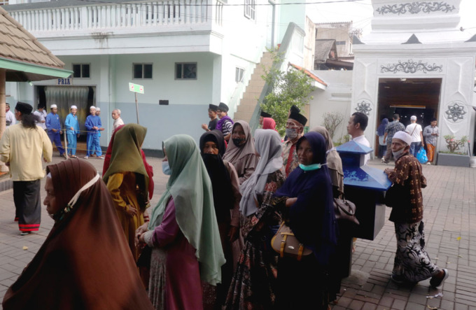 TERTIB LANCAR: Rombongan peziarah memasuki kawasan wisata religi Ampel, Surabaya. (ISTIMEWA)