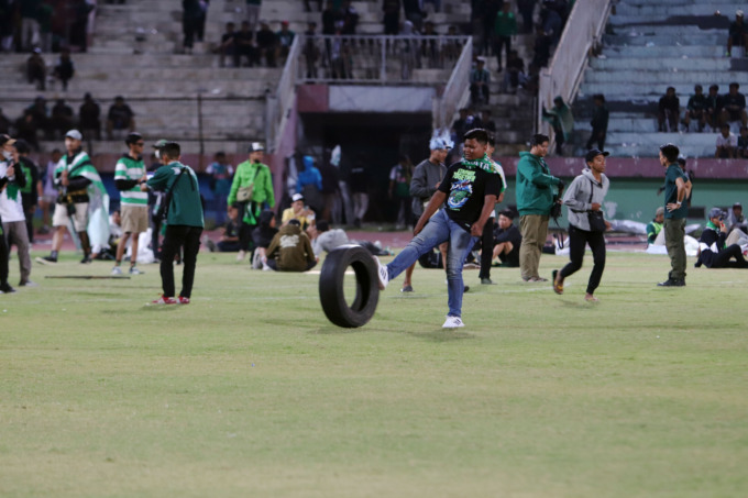 KECEWA: Sejumlah oknum suporter Persebaya merangsek masuk ke Stadion Gelora Delta Sidoarjo, Kamis (15/9) malam. (ANDY SATRIA/RADAR SURABAYA)