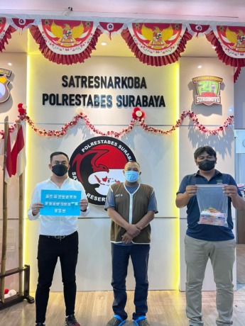 KETAHUAN: Tersangka BM berserta barang bukti diamankan di Polrestabes Surabaya.  (IST)