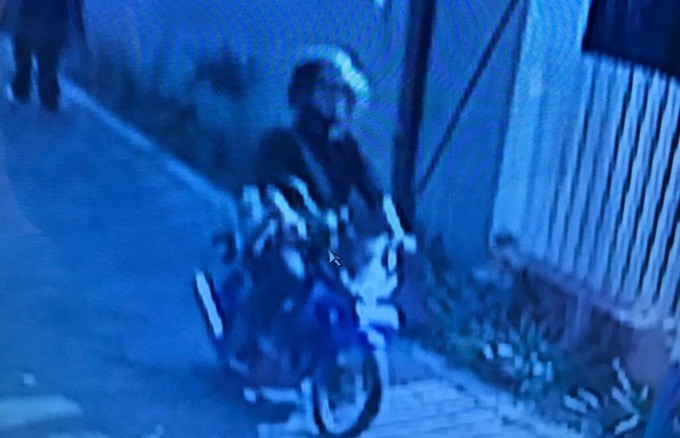 Terduga pelaku begal payudara terekam CCTV di kawasan Ketintang. (IST)