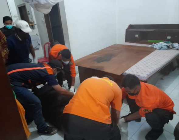 DIEVAKUASI: Petugas mengevakuasi jenazah Adi Soesatyo di Jalan Petemon IV, Surabaya. (IST)