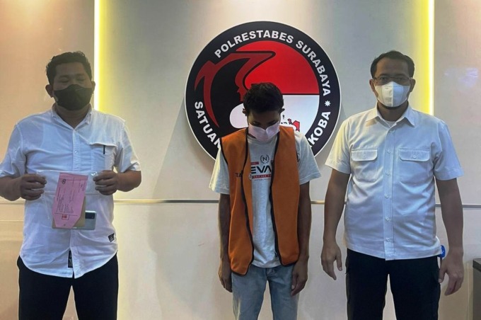 NYAMBI NGELENCER: Tersangka Mus diamankan di Polrestabes Surabaya, Selasa (6/9). (ISTIMEWA)