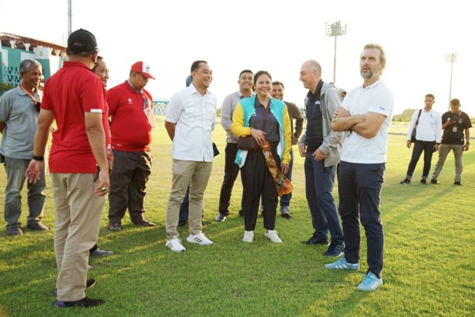 SIDAK STADION: Wali Kota Surabaya Eri Cahyadi berdiskusi bersama perwakilan FIFA di Gelora Bung Tomo (GBT), Surabaya. (ISTIMEWA)