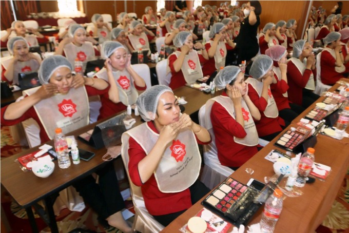 KELAS KECANTIKAN: Ratusan SPG mengikuti kelas kecantikan yang digelar Viva Cosmetics dalam rangka beauty class dan product knowledge di salah satu hotel di kawasan Surabaya Timur, Senin (26). (ANDY SATRIA/RADAR SURABAYA)