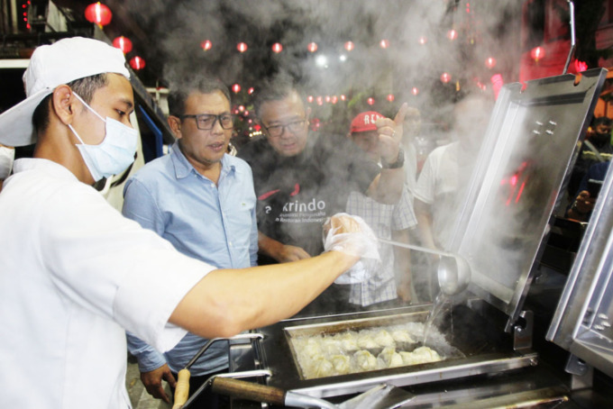 UMKM KYA KYA: Sebagian besar makanan yang dijual di Kya-kya Kembang Jepun masih makanan lokal. Untuk memperbanyak chinese food, Pemkot Surabaya memberikan pelatihan bagi UMKM. (ABDULLAH MUNIR/SURYANTO/RADAR SURABAYA)