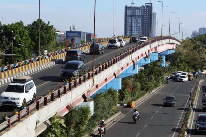 KINI DIKELOLA PEMKOT: Flyover Mayangkara dibangun tahun 1981 dan selesai dibangun dijadikan jalan tol, kendaraan yang lewat ditarik biaya. (ANDY SATRIA/RADAR SURABAYA)