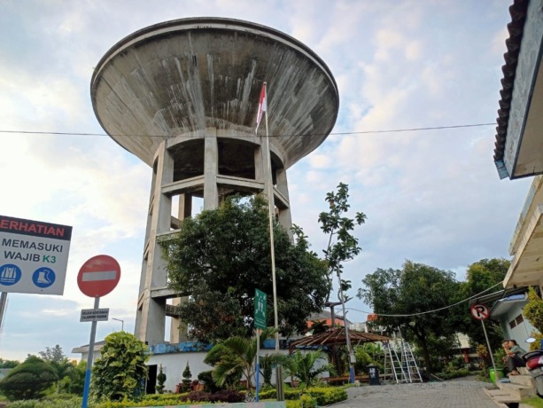 FASILITAS PENTING: Water toren Krembangan yang dibangun Belanda dan masih dimanfaatkan PDAM hingga saat ini. (GUNTUR IRIANTO/RADAR SURABAYA)
