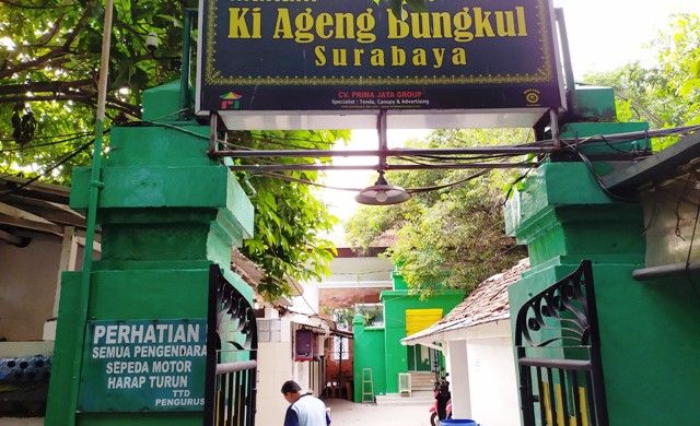 Makam keramat mbah Ki Ageng Bungkul di tengah kota Surabaya yang juga dijaga seorang pakuncen secara turun temurun. (DOK. RADAR SURABAYA)