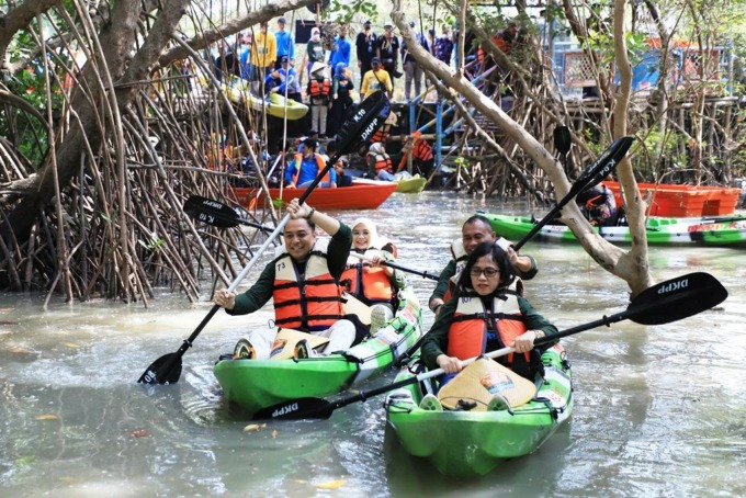 PETUALANGAN: Wali Kota Surabaya Eri Cahyadi bersama jajaran OPD menikmati wahana di Romokalisari Adventure, Surabaya, Minggu (25/9). (SURYANTO/RADAR SURABAYA)