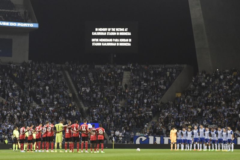Para pemain FC Porto dan Bayer Leverkusen mengheningkan cipta demi korban Tragedi Kanjuruhan di Malang, Indonesia, menjelang kickoff pertandingan Grup B Liga Champions antara FC Porto dan Bayer Leverkusen di Stadion Dragao, Porto, Portugal, 4 Oktober 2022
