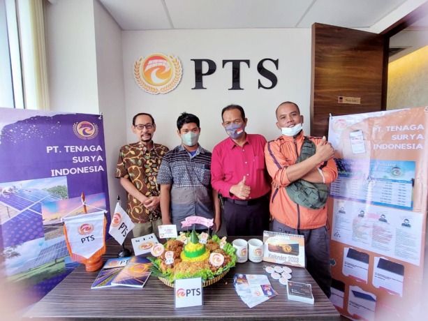 Kantor PT. Tenaga Surya Indonesia (PTS) resmi dibuka pada 22 Oktober 2022. Direktur Utama (berbaju merah) Bp.Mugiyono. (ISTIMEWA)