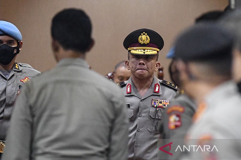 Mantan Kadiv Propam Polri Irjen Ferdy Sambo (kanan) bersiap keluar ruangan usai mengikuti sidang Komisi Kode Etik Polri (KKEP) di Gedung Transnational Crime Center (TNCC) Divisi Propam Mabes Polri, Jakarta, Jumat (26/8/2022). (ANTARA FOTO/M Risyal Hidayat