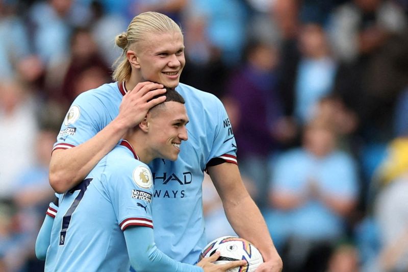 Selebrasi Erling Haaland dan Phil Foden setelah bantu Manchester City menang 6-3 atas Manchester United dalam pertandingan Liga Premier Inggris pada 2 Oktober 2022. (ANTARA/Reuters/CARL RECINE)