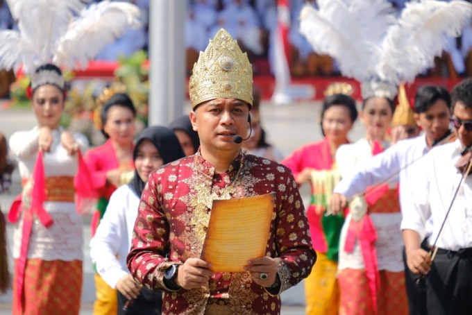 KEBHINNNEKAAN: Wali Kota Eri Cahyadi membacakan sambutan dalam upacara peringatan Sumpah Pemuda di Balai Kota Surabaya yang mewarisi semangat persatuan dalam keberagaman, Jumat (28/10). (HANDRIAN NUGRAHA/RADAR SURABAYA)