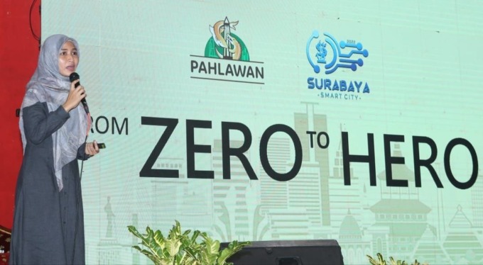 BERBAGI: Founder Lapis Kukus Pahlawan Rizka Wahyu Romadhona, saat menjadi pembicara dalam workshop pada rangkaian acara Surabaya Smart City 2022 di Surabaya, Selasa (4/10). (ISTIMEWA)