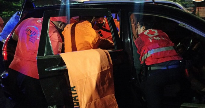Petugas mengevakuasi korban kecelakaan di kawasan MERR Surabaya. (IST)