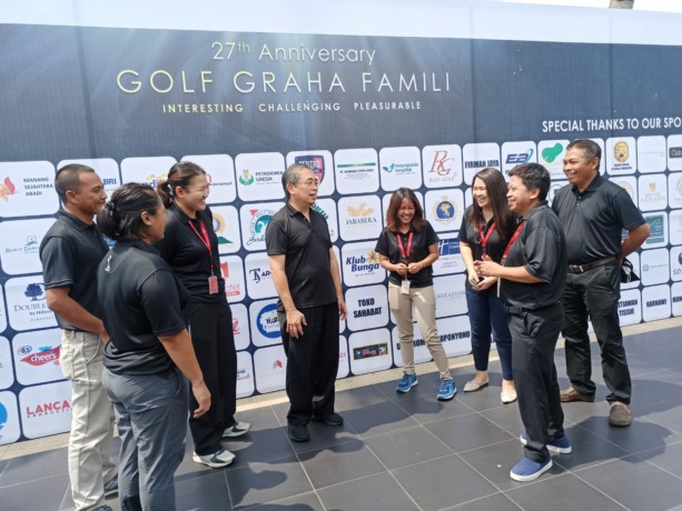 TURNAMEN: Simon J Wirawan ( empat dari kiri) bersama panitia turnamen anniversary Golf Graha Famili usai pembukaan turnamen pada hari Sabtu (15/10). (M. Afiq Firdaus/Radar Surabaya)