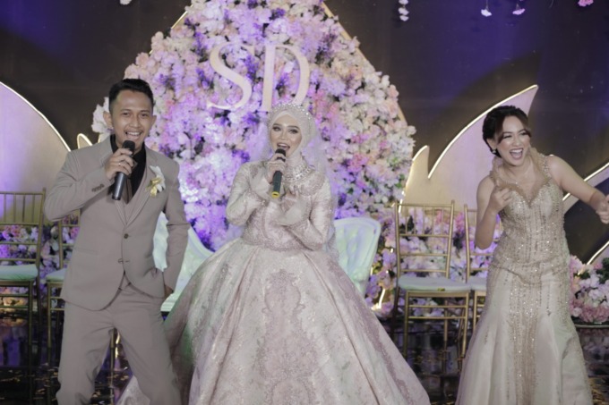 AYO JOGET: Satriya Pambudi dan Dita Fathi bersama Happy Asmara di hari bahagia mereka, resepsi pernikahan yang dihelat di Trillium Ballroom, Surabaya, Sabtu (15/10) malam. (ISTIMEWA)