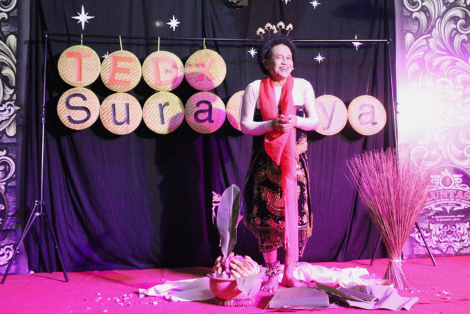 Penampilan Ludruk lakon Besut - Rusmini yang dibawakan Cak Meimura dalam Pesta Rakyat di Unicorn CReative Space Surabaya. (AULIA ICHA/RADAR SURABAYA)