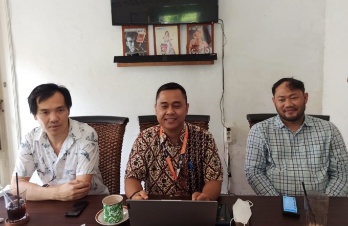 EKSPANSIF: Dari kiri; Eka Taniputra, Wawan Heri Purnomo dan Capt. Dave Rithandaka menjelaskan rencana PT PNEP (ELPI) menggarap market  offshore service di kawasan Asia Tenggara dan Middle East. (M. Afiq Firdaus/Radar Surabaya)