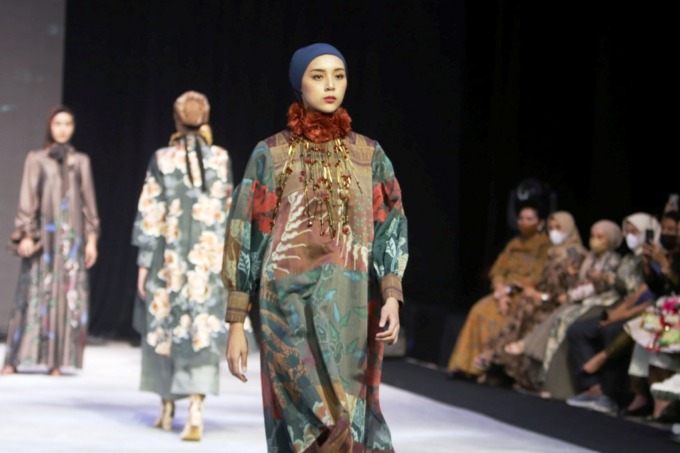 WASTRA INDONESIA: Model memeragakan busana karya desainer nasional, Itang Yunasz, dalam pagelaran busana beberapa waktu lalu di Tunjungan Plaza Surabaya. (ANDY SATRIA BUDIONO/RADAR SURABAYA)