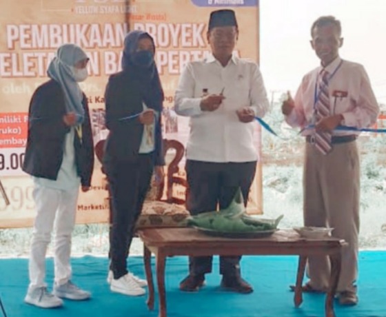 DIRESMIKAN : Wakil Bupati Lamongan KH Abdul Rouf meresmikan dibukanya pembangunan proyek Yellow Syafa Light  (Pasar Wisata) di Desa Dibee Kecamatan Kalitengah, Lamongan.