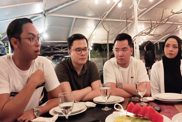 OPTIMIS TUMBUH: Dari kiri; Irfandi Adi Pradana, dr. Okky Pratama, Hendy Sanjaya dan Niken Puri Kusumaningtyas  menjelaskan bisnis produk kecantikan dan skin care pasca pandemi yang diperkirakan naik signifikan. (M. Afiq Firdaus)