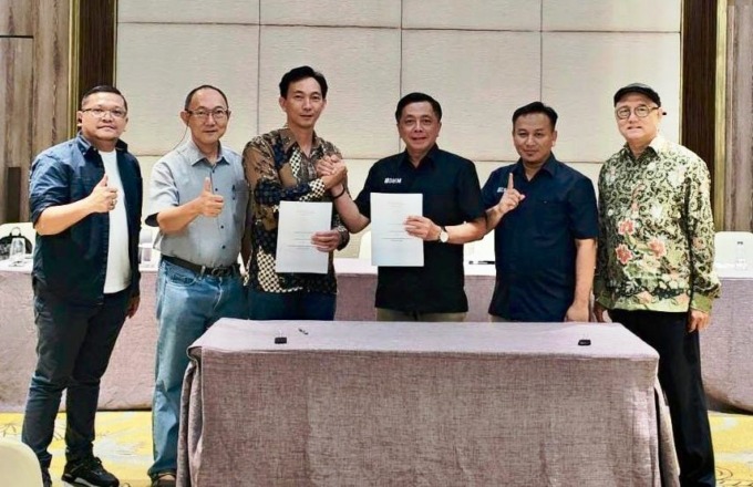 KEMUDAHAN: Co-Founder & CEO DHM, Andhy Irawan (tiga dari kanan) bersama dengan perwakilan owner/investor usai menandatangani HMA pengelolaan The Crystal Luxury Bay Resort Nusa Dua Bali, Selasa (4/10). (ISTIMEWA)