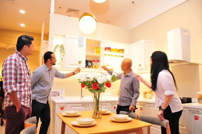 LAUNCHING GERAI BARU: Dari Kiri: Managing Director of Vivere Group William Simiadi, Senior Manager PT Vivere Multi Kreasi Ian Syarief, Outstation Sales Dept Head Donni Tan, dan CEO Office Specialist Valensia Aprilia dalam launching showroom Idemu di Galax