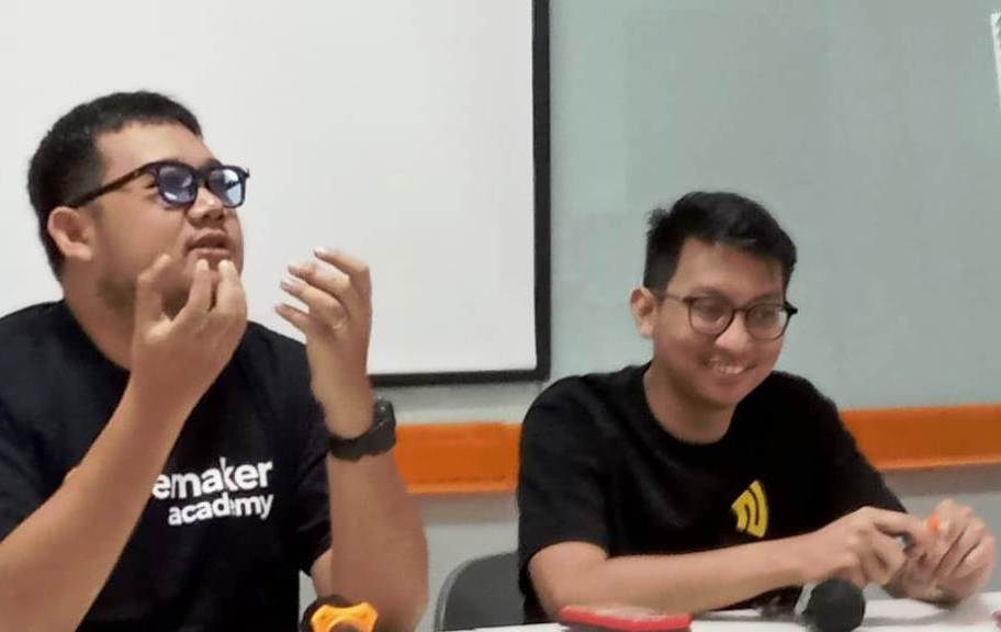 Yusril Fahriza, podcaster Noice bersama Thomas Raditya, VP of Content, Noice saat memberikan keterangan pers di Universitas Ciputra Surabaya, Sabtu (29/10/2022) (ISTIMEWA)