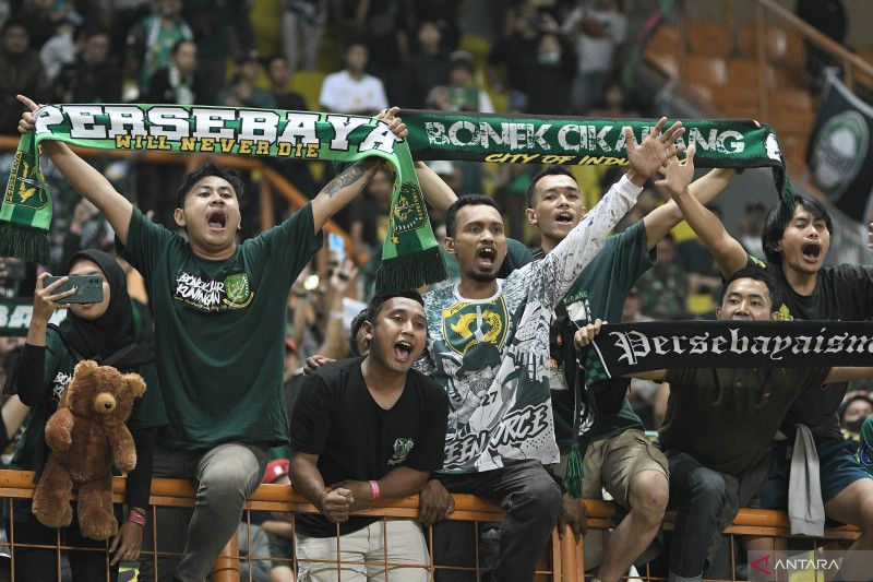 Sejumlah suporter Persebaya Surabaya Bonek memberikan dukungan pada lanjutan Liga 1 melawan Bhayangkara FC di Stadion Wibawa Mukti, Kabupaten Bekasi, Jawa Barat, Minggu (7/8/2022). (ANTARA FOTO/ Fakhri Hermansyah/aww)