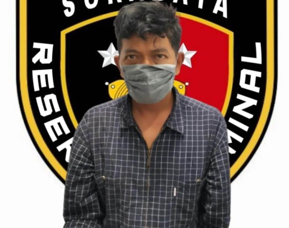 BEJAT BANGET: Tersangka KS diamankan di Polrestabes Surabaya. (IST)