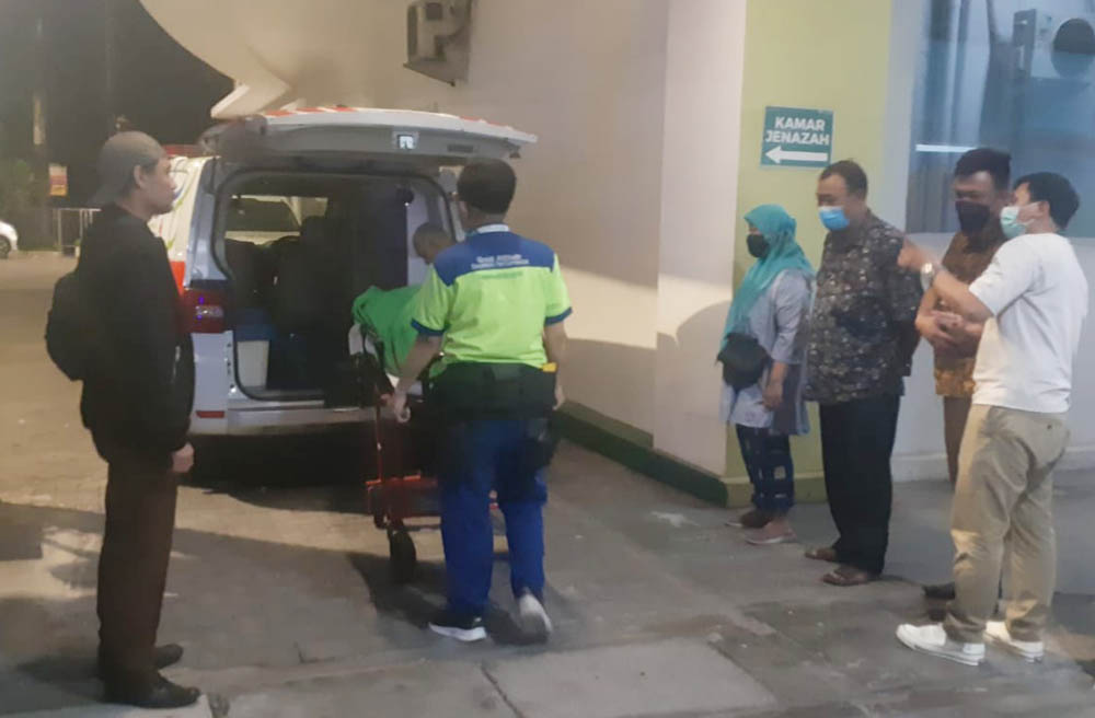 Proses evakuasi jenazah Umi Cholifah, terdakwa kasus pemalsuan surat di Rutan Polres Tanjung Perak. (ISTIMEWA)