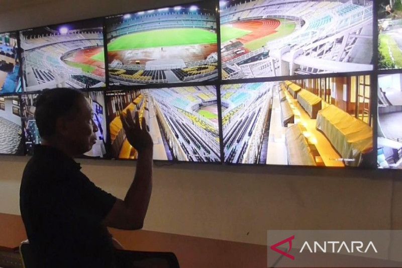 Menpora Zainudin Amali melakukan inspeksi kesiapan Stadion Gelora Bung Tomo Surabaya sebagai salah satu venue putaran final Piala Dunia U-20 tahun 2023, Sabtu malam (15/10/2022). (ANTARA/Hanif Nashrullah)