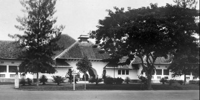 Sekolah menengah umum Hogere Burger School di Jalan Wijaya Kusuma yang menjadi cikal bakal SMA Kompleks. (ISTIMEWA)