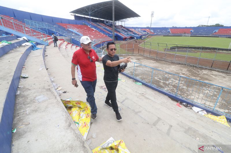 Ketua Komisi Disiplin PSSI Erwin Tobing (kiri) mendatangi Stadion Kanjuruhan di Malang, Jawa Timur, Senin (3/10/2022). Komdis PSSI mendatangi Stadion Kanjuruhan pascatragedi untuk melihat situasi secara langsung sekaligus mengumpulkan fakta guna menentuka