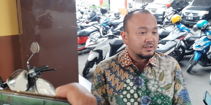 PASRAH: Manajer Arema FC Ali Rifki memberi keterangan kepada wartawan di Mapolda Jatim, Kamis (13/10). (MAHRUS/RADAR SURABAYA)