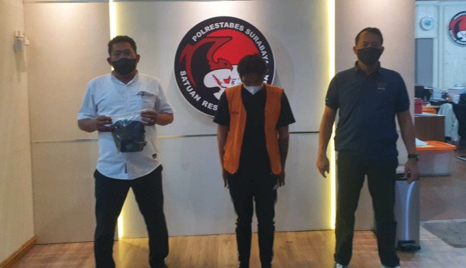 APES: Tersangka KZ diamankan beserta barang bukti di Polrestabes Surabaya. (IST)