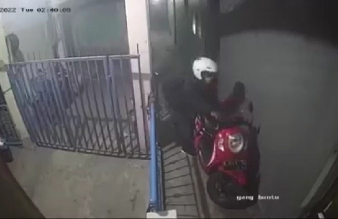 KETAHUAN: Terduga pelaku curanmor terekam CCTV saat mencuri motor di Jalan Margorejo, Gang Masjid. (IST)