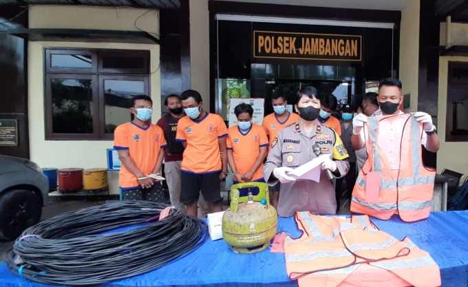 DICOKOK: Kapolsek Jambangan Kompol Masdawati Saragih menginterogasi para tersangka pencuri kabel PT KAI, Senin (17/10).  (MAHRUS/RADAR SURABAYA)