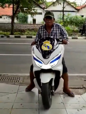 NEKAT: Seorang pencuri kabel terekam saat beraksi di FR Jalan Ahmad Yani, Surabaya. (IST)