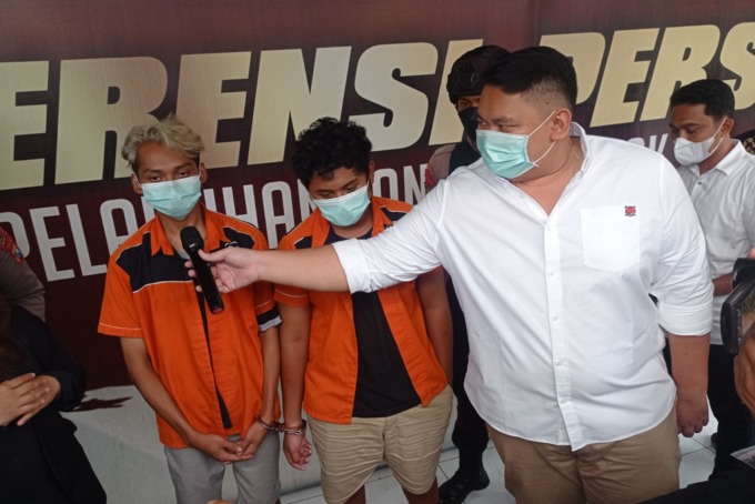 DIAMANKAN: MRS dan MFA, tersangka penganiayaan korban, RM, hingga tewas diamankan di Polres Pelabuhan Tanjung Perak AKP Arief Ryzki Wicaksana, Rabu (26/10). (SURYANTO/RADAR SURABAYA)