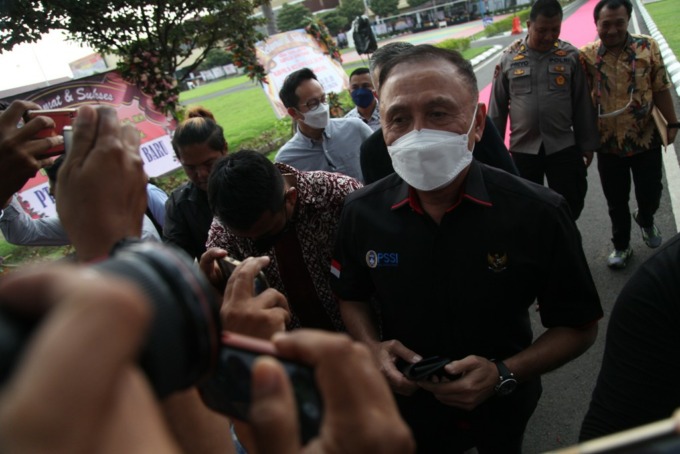 KOOPERATIF: Ketua Umum PSSI Iwan Bule tiba untuk di Mapolda Jatim, Jalan Ahmad Yani, Surabaya, Kamis (20/10). (SURYANTO/RADAR SURABAYA)
