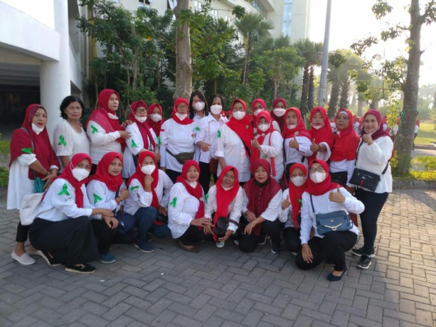 SEMANGAT: Sejumlah Kader Surabaya Hebat (KSH)  berpose sebelum blusukan ke permukiman penduduk. (DOK)