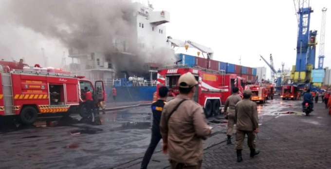 PEMBASAHAN: Petugas damkar gabungan berusaha memadamkan api yang menghanguskan Kapal Lit Enterprise di Jamrud Selatan, Surabaya, Kamis (13/10). (IST)